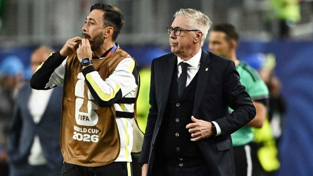 Davide Ancelotti ao lado do pai no comando da Seleção na Copa do Mundo (Foto: REUTERS)