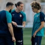 Em busca de reforçar elenco de Filipe Luís, Monaco disputa meia mexicano com time árabe, mas avisa que não vai entrar em “leilão”