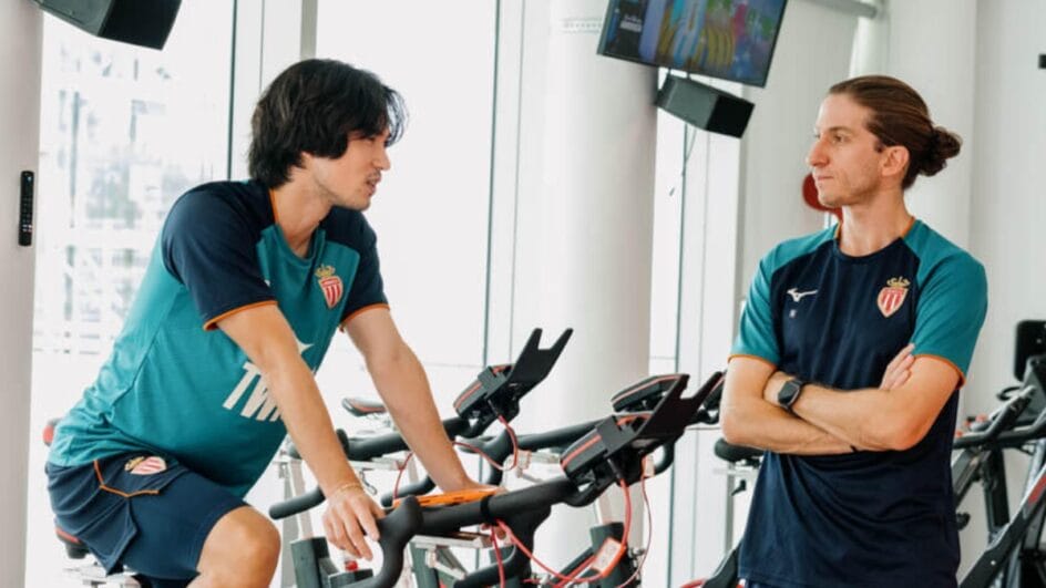 Filipe Luís conversa com Takumi Minamino, ponta-esquerda japonês do clube (Foto: AS Monaco, Divulgação)