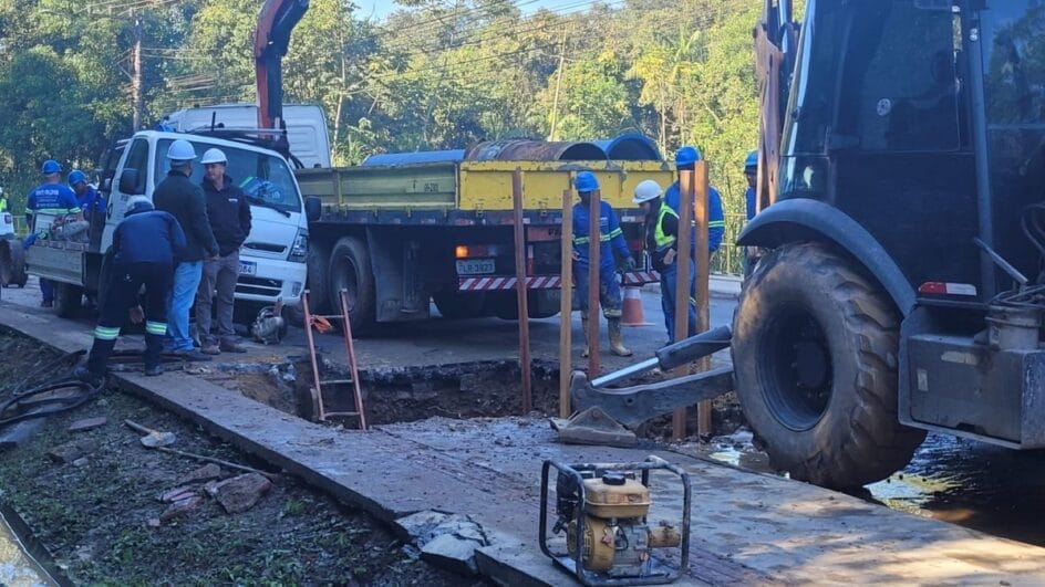 Fotos mostram obras na adutora rompida que ameaça abastecimento de água em 78% de Joinville