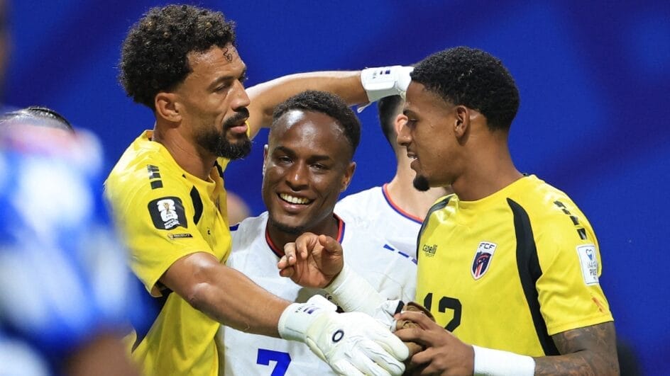 Jovane Cabral junto de Vozinha com Cabo Verde na Copa do Mundo (Foto: REUTERS)
