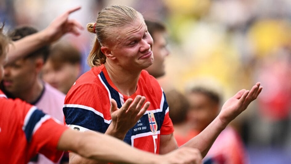 Haaland marcou os dois gols da Noruega (Foto: REUTERS)