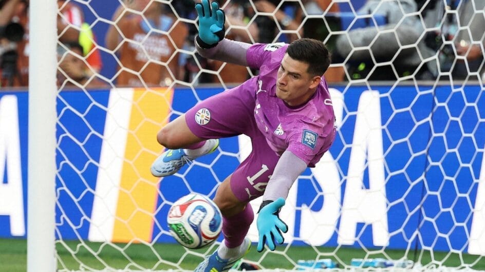 Goleiro Orlando Gill superou drama familiar e brilha na Copa (Foto: REUTERS)