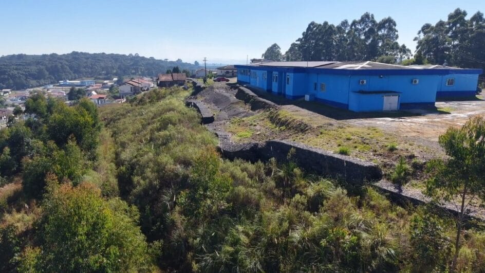 imagem do Hospital Municipal de Correia Pinto, com uma edificação azul em cima de um morro