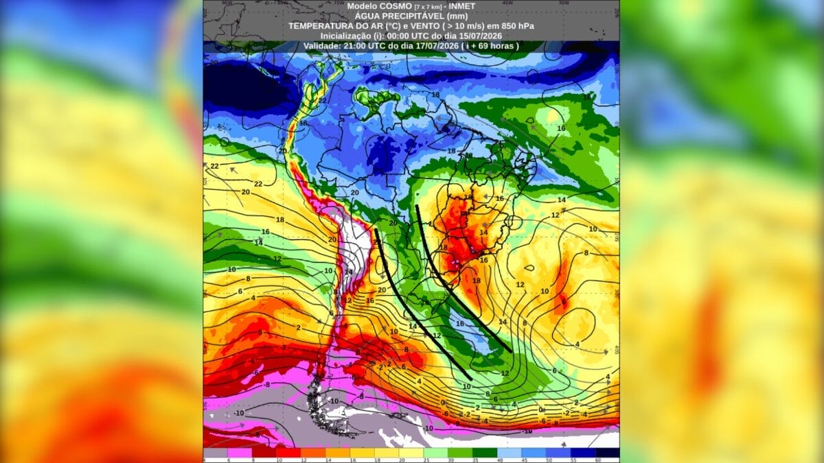 Mapa de previsão de água precipitável (quantidade de água disponível na atmosfera) para 18h (horário de Brasília) do dia 17 de julho de 2026, proveniente do modelo de previsão numérica do tempo COSMO, destacando o canal de umidade (traçado preto na imagem) formado pelo JBN. No Sudeste e parte do Centro-Oeste observa-se o predomínio da massa de ar seco. Cores em tons de verde e azul indicam maior disponibilidade de água precipitável. Cores em tons de vermelho e rosa indicam massas de ar seco. Fonte: INMET.