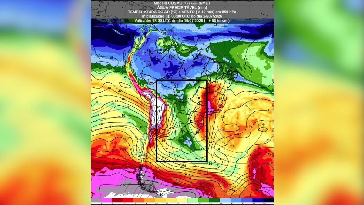 Mapa de previsão de água precipitável (quantidade de água disponível na atmosfera) para 15h do dia 16 de julho de 2026, proveniente do modelo de previsão numérica do tempo COSMO, destacando o canal de umidade (retângulo preto na imagem) formado pelo JBN. Cores em tons de verde e azul indicam maior disponibilidade de água precipitável. Cores em tons de vermelho e rosa indicam massas de ar seco. Fonte: INMET.