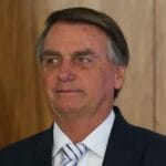 Moraes autoriza Jair Bolsonaro a receber visitas dos filhos, mas Flávio segue impedido de ver pai; entenda