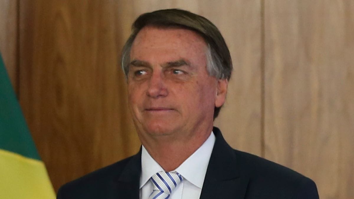 O presidente Jair Bolsonaro recebe a carta credencial do embaixador da Tailândia no Brasil; Saksee Phromyothi, em cerimônia no Palácio do Planalto.