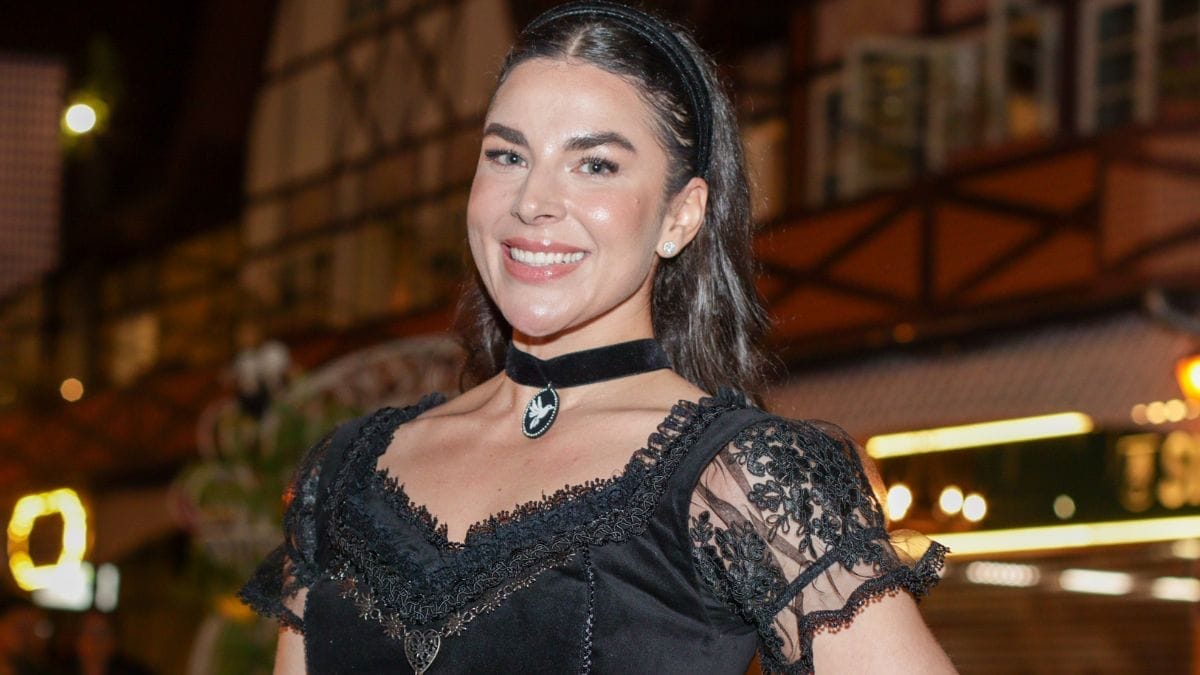 Apaixonada por Friends e “mãe” da Phoebe: conheça Jaqueline Costa, candidata a rainha da Oktoberfest Blumenau 2027