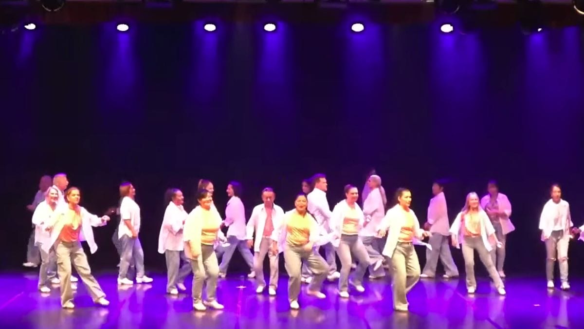 Festival de Dança de Joinville: foto do grupo em cima do palco