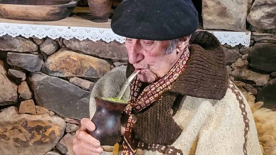 Laélio Bianchini da Costa Ávila, tomando um chimarrão em agosto de 2025