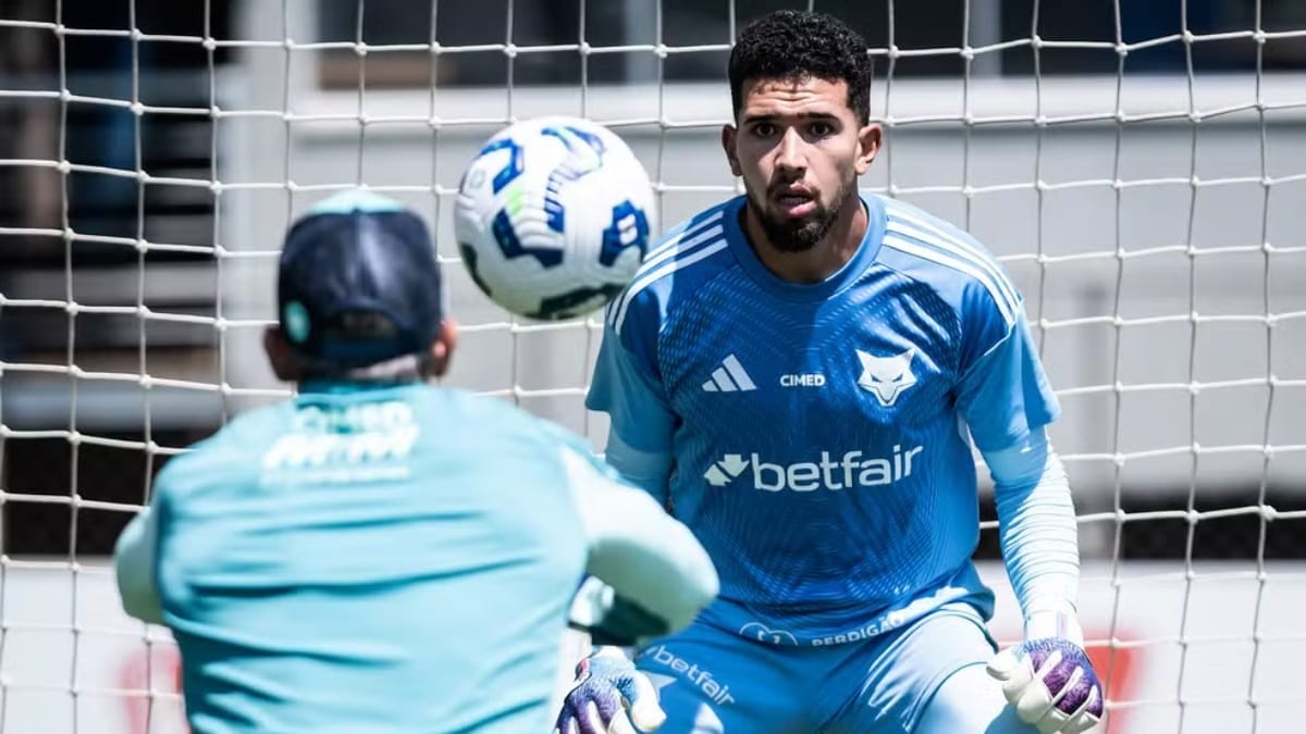 Léo Aragão treinando no Cruzeiro antes do empréstimo para o Ava[i