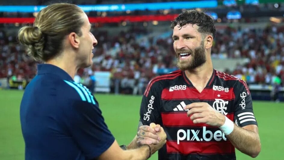 Filipe Luís cumprimenta Léo Pereira após vitória do Flamengo (Foto: Gilvan de Souza, Flamengo)