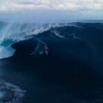 Catarinense de 19 anos surfa onda gigante no Taiti e chama atenção da elite da WSL