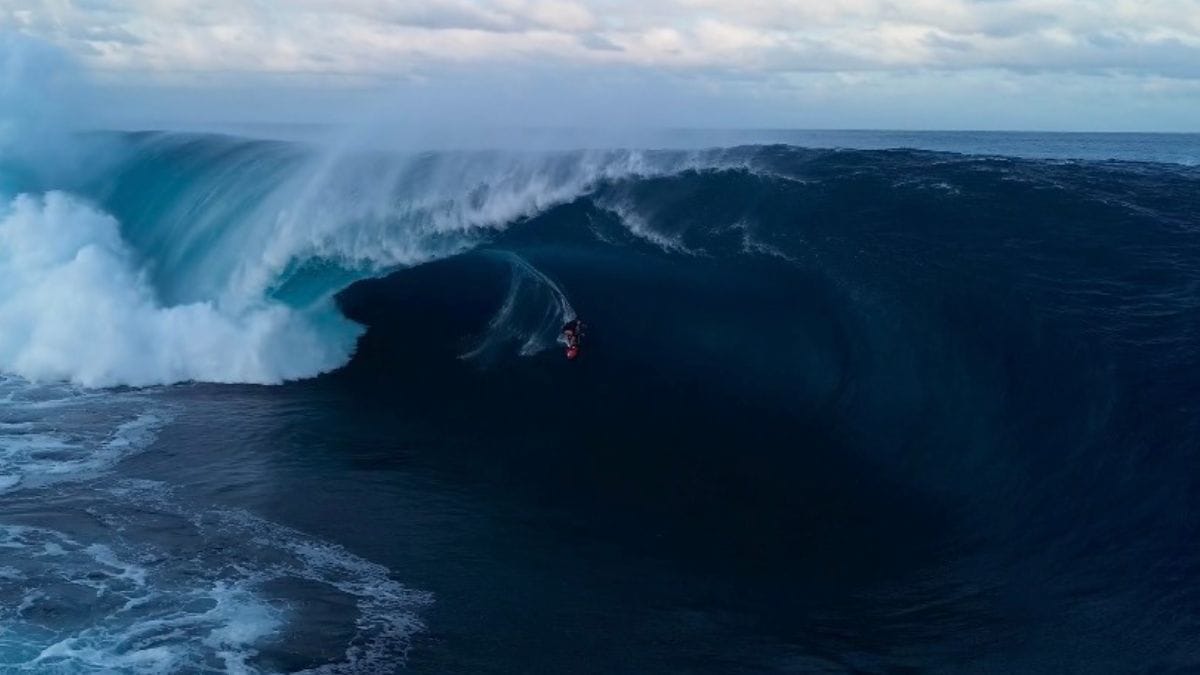 Catarinense de 19 anos surfa onda gigante no Taiti e chama atenção da elite da WSL