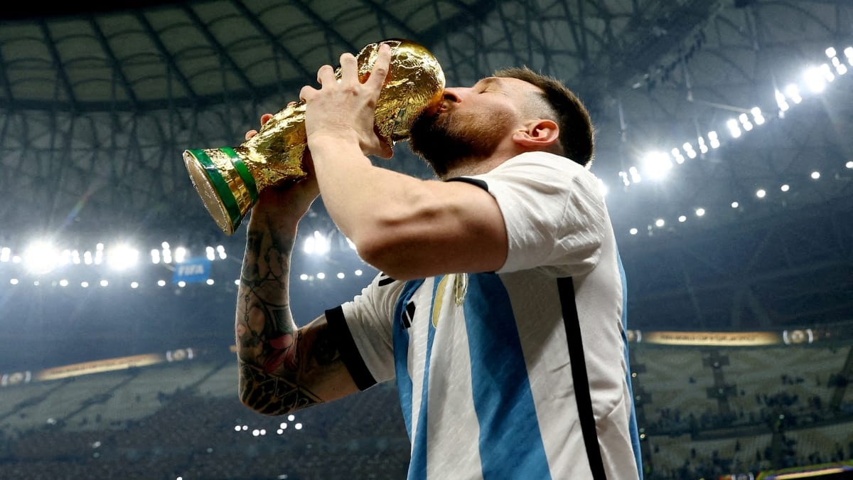 Messi com o troféu da Copa do Mundo