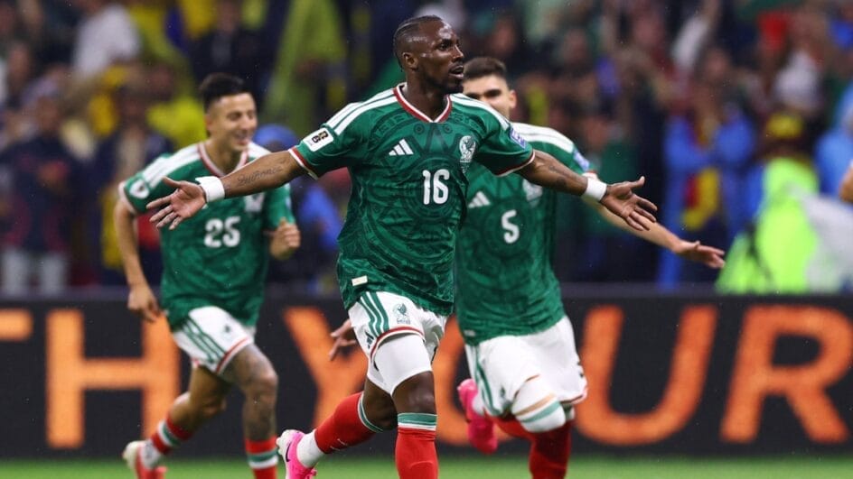 Quinones fez um dos gols da vitória mexicana (Foto: REUTERS)