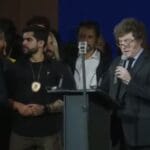 Javier Milei discursa em convenção do PL que oficializa Flávio Bolsonaro como candidato à Presidência