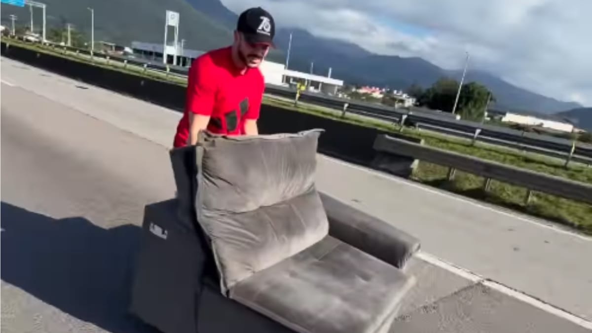 Momento inusitado em que sofá cai na BR-101 na Grande Florianópolis (Foto: Divulgação, Redes Sociais)