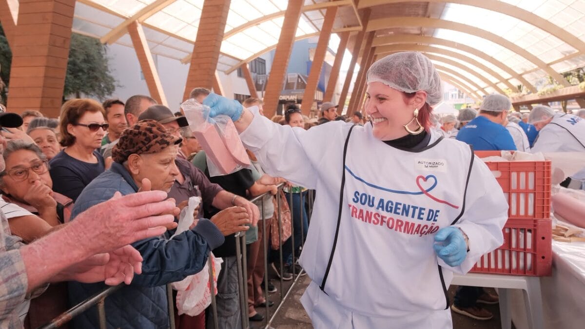 Mortadela gigante de 92 metros e quase 2 toneladas é distribuída em festa de cidade de SC