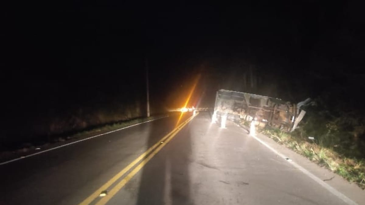 Motorista ficou preso às ferragens após o capotamento (Foto: Divulgação, CBMSC/PMRv)