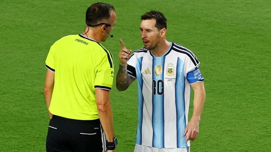 Momento de tensão entre Lionel Messi e o árbitro João Pinheiro (Foto: REUTERS)