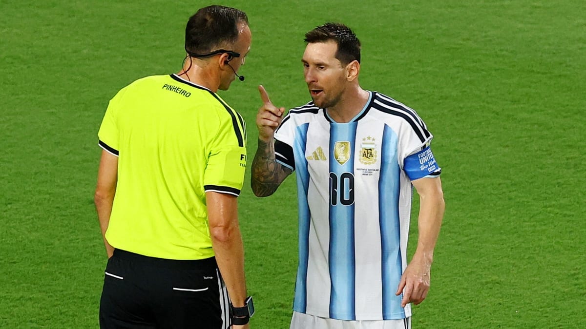 Momento de tensão entre Lionel Messi e o árbitro João Pinheiro (Foto: REUTERS)