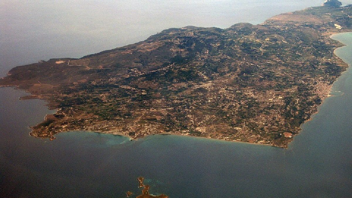 A favor de Paliki, os pesquisadores citam a descrição homérica de Ítaca como um lugar baixo, voltado para o oeste e situado em relação a outras ilhas próximas. Ithaki é mais montanhosa e voltada para o leste, enquanto Paliki se encaixaria melhor nessa leitura (Foto: ChristosV / Wikimedia Commons)