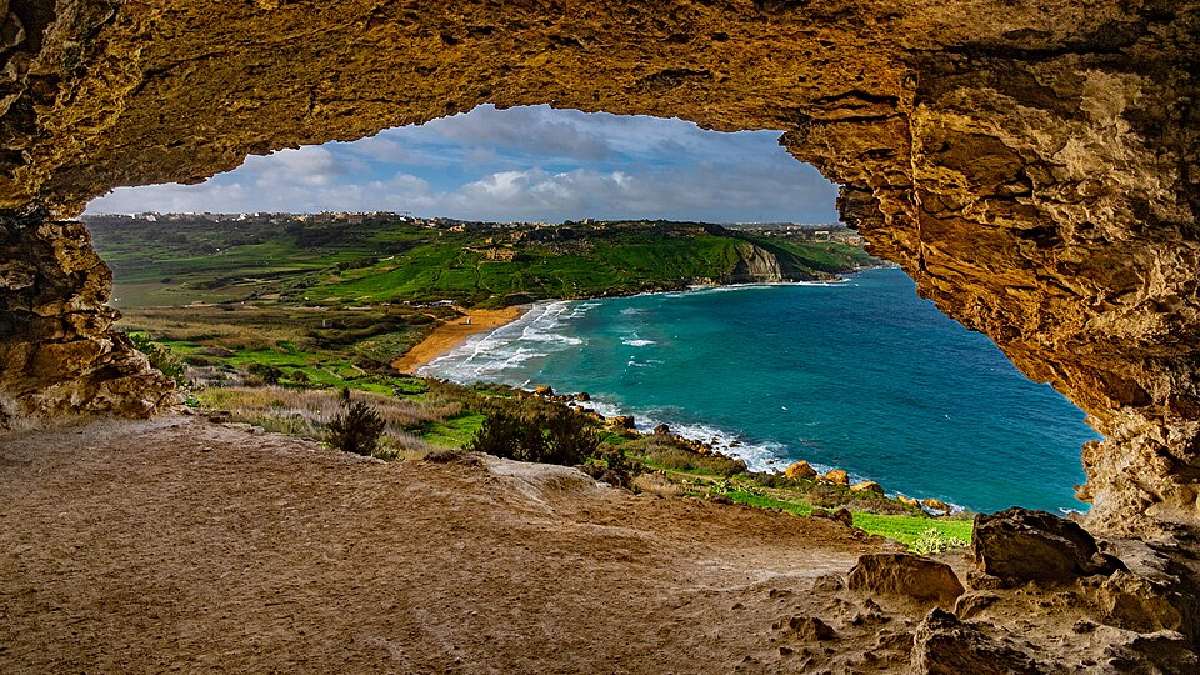 A Caverna de Calipso é largamente utilizada como um ponto turístico e cartão-postal pelas autoridades locais, apesar de frequentemente confundirem a caverna com a Tal-Mixta (Foto: Ralf Roletschek / Wikimedia Commons)