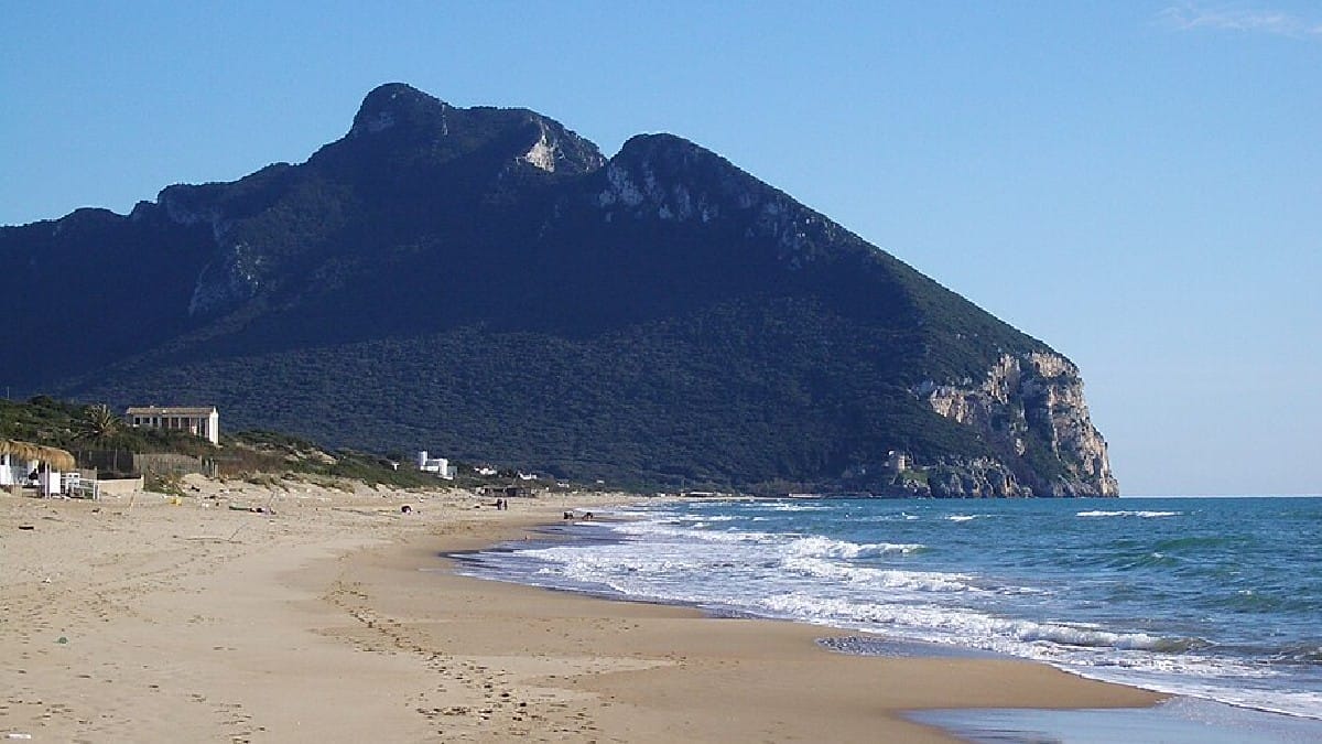 O principal sítio relacionado é a Ara di Circe, uma estrutura no ponto mais alto do promontório. O Parque Nacional do Circeo descreve o local como uma plataforma sobre uma subestrutura e afirma que ela foi identificada como um altar dedicado a Circe (Foto: Egnoka / Wikimedia Commons)