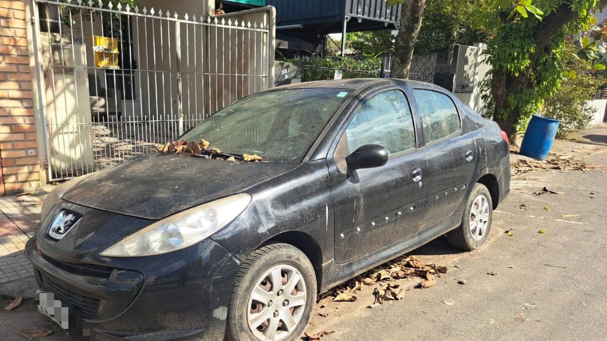 O mistério do Peugeot abandonado com os documentos dentro há três anos em Balneário Camboriú