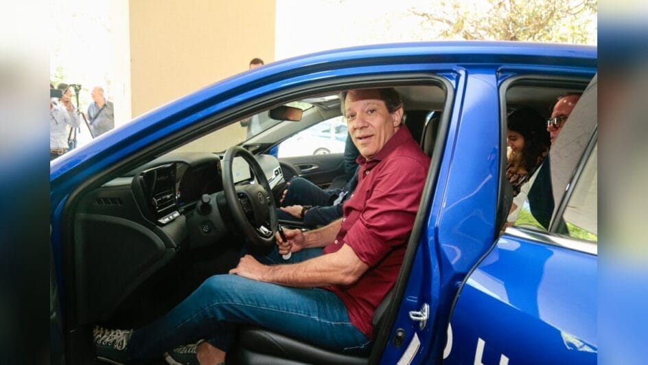 Foto mostra o ex-ministro Fernando Haddad em um carro azul para ilustrar matéria que contra que ele criou a tabela Fipe