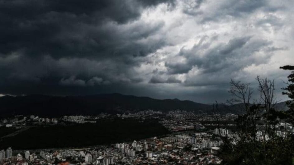 Previsão indica chuvas e frio intenso (Foto: Tiago Ghizoni / Diário Catarinense)