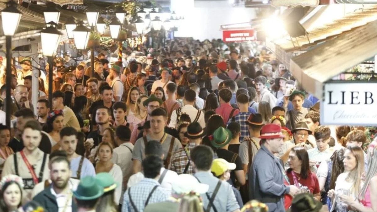 Oktoberfest Blumenau reúne visitantes nos pavilhões do Parque Vila Germânica