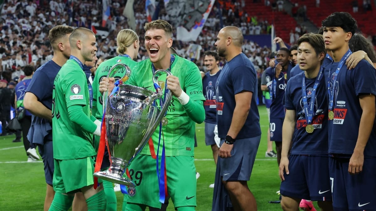 Renato Marin, do Paris Saint-Germain , comemora com o troféu após conquistar a Liga dos Campeões
