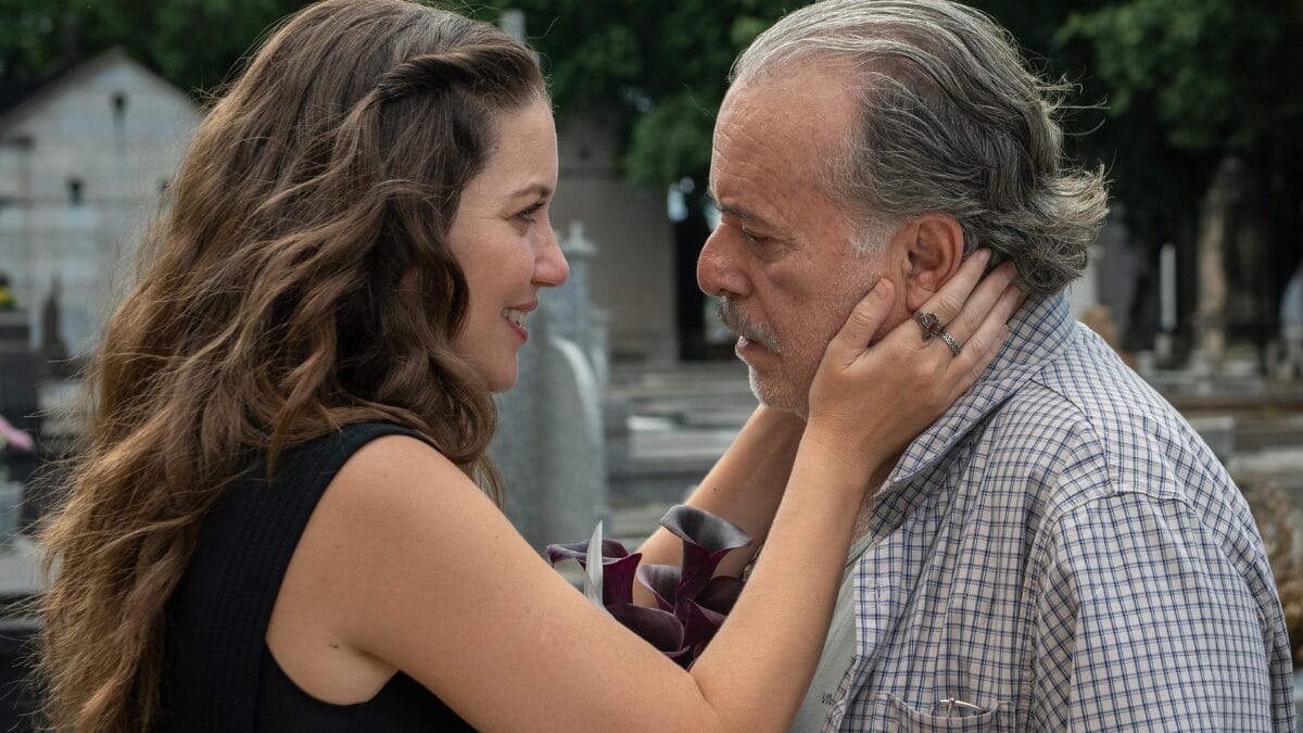 Otoniel (Tony Ramos) está no cemitério para entregar flores. Francesca (Nathalia Dill) chega, eles conversam sobre os problemas de Otoniel com a neta e o soco que ele deu em um homem.