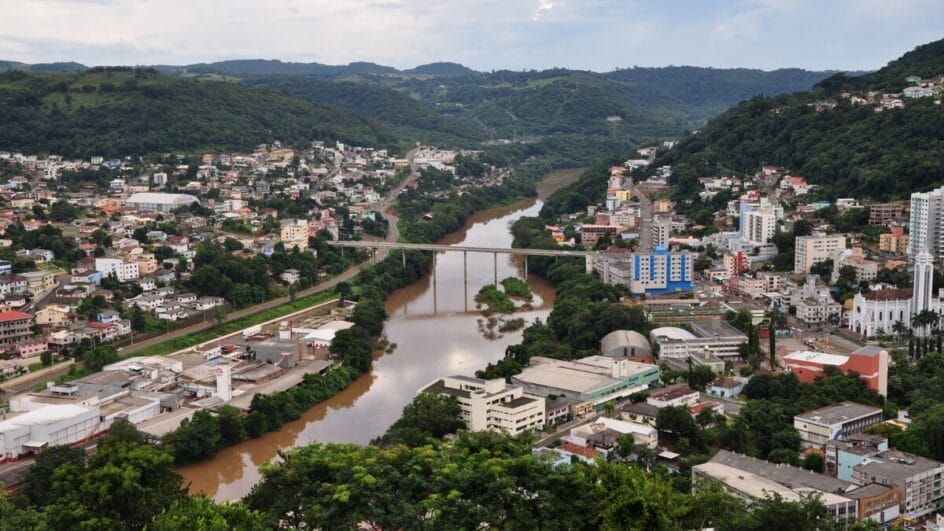 vista aérea das cidades de Joaçaba e Herval d'Oeste, divididas pelo Rio do Peixe
