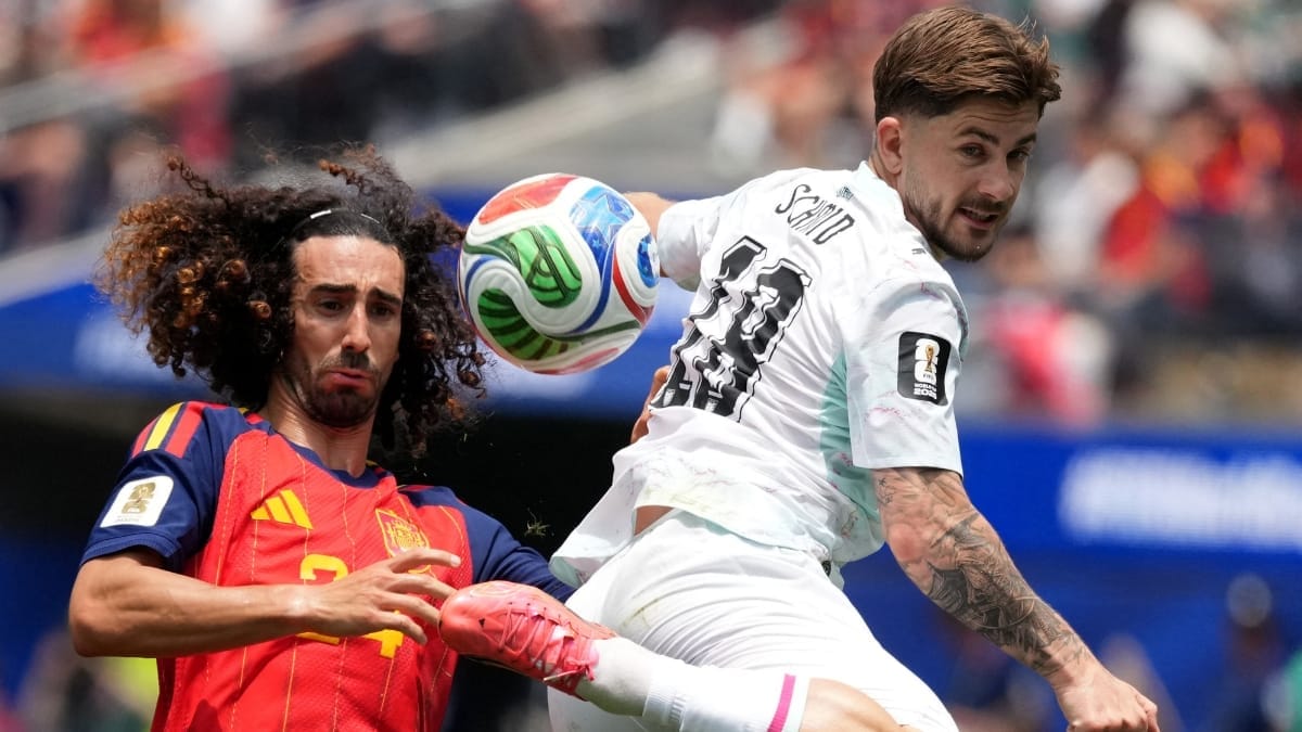 Romano Schmid, da Áustria, em ação contra Marc Cucurella, da Espanha.