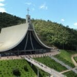 Charmosa cidade de 14 mil habitantes abriga santuário dedicado a santa brasileira em formato de oração