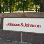 Talco que supostamente gerou câncer em mulheres leva Johnson & Johnson a pagar R$ 30 bilhões em acordo