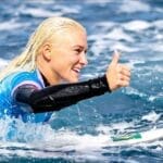 Tati Weston-Webb registra encontro com baleia durante surfe em praia de SC