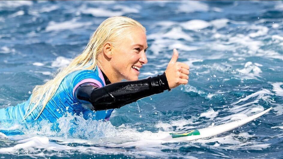 Tati Weston-Webb registra encontro com baleia durante surfe em praia de SC