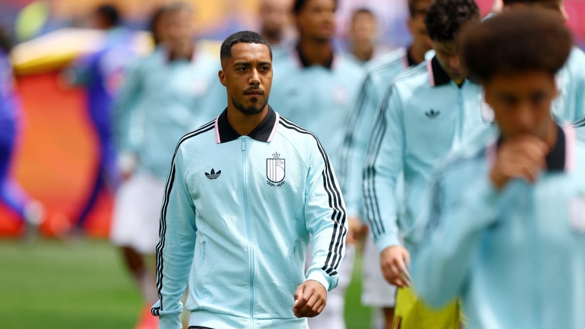 Tielemans no aquecimento para o jogo da Bélgica