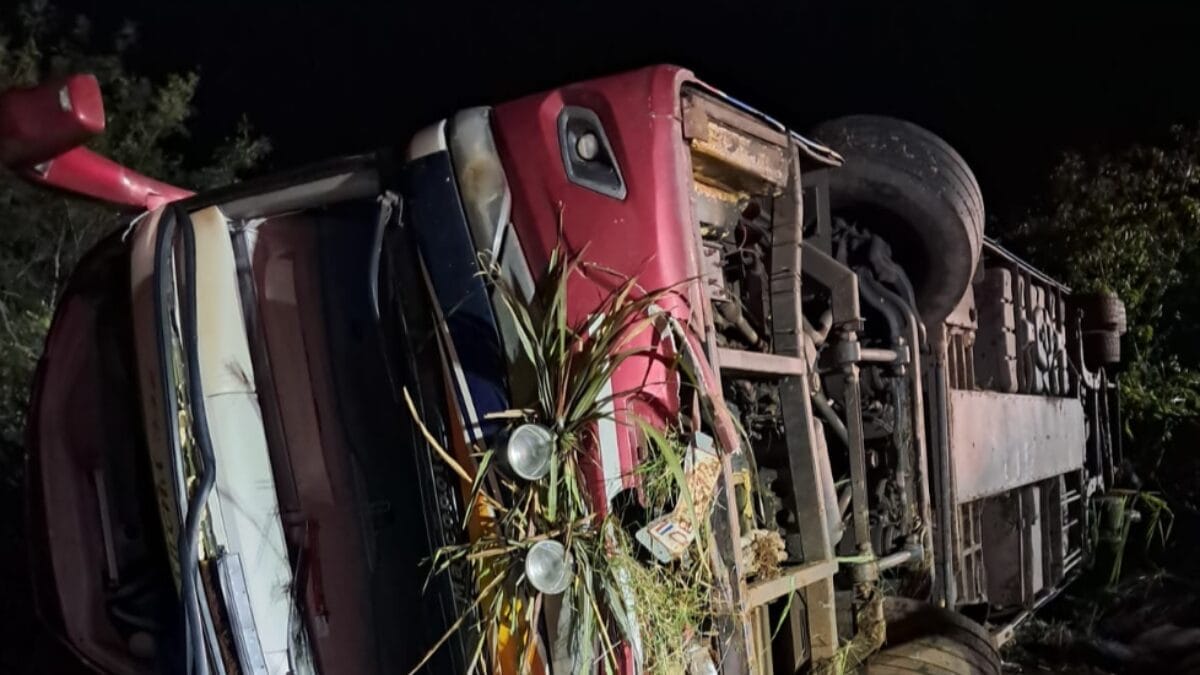 Tombamento de um ônibus em SC
