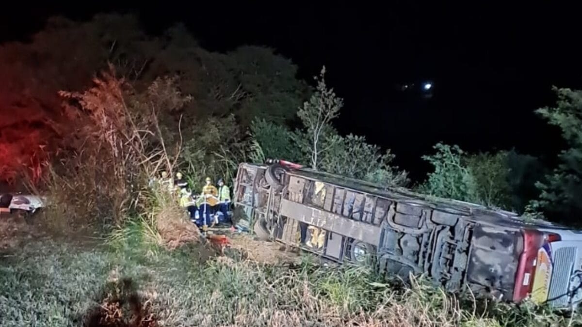Tombamento de um ônibus em SC