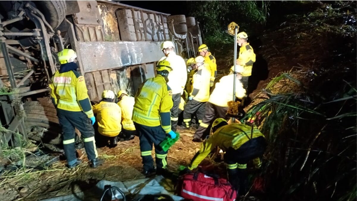 Tombamento de um ônibus em SC