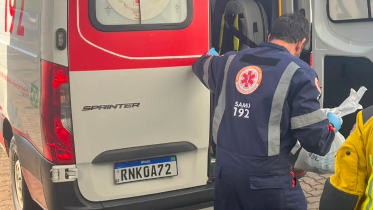 Trabalhador é esmagado entre carga e carreta