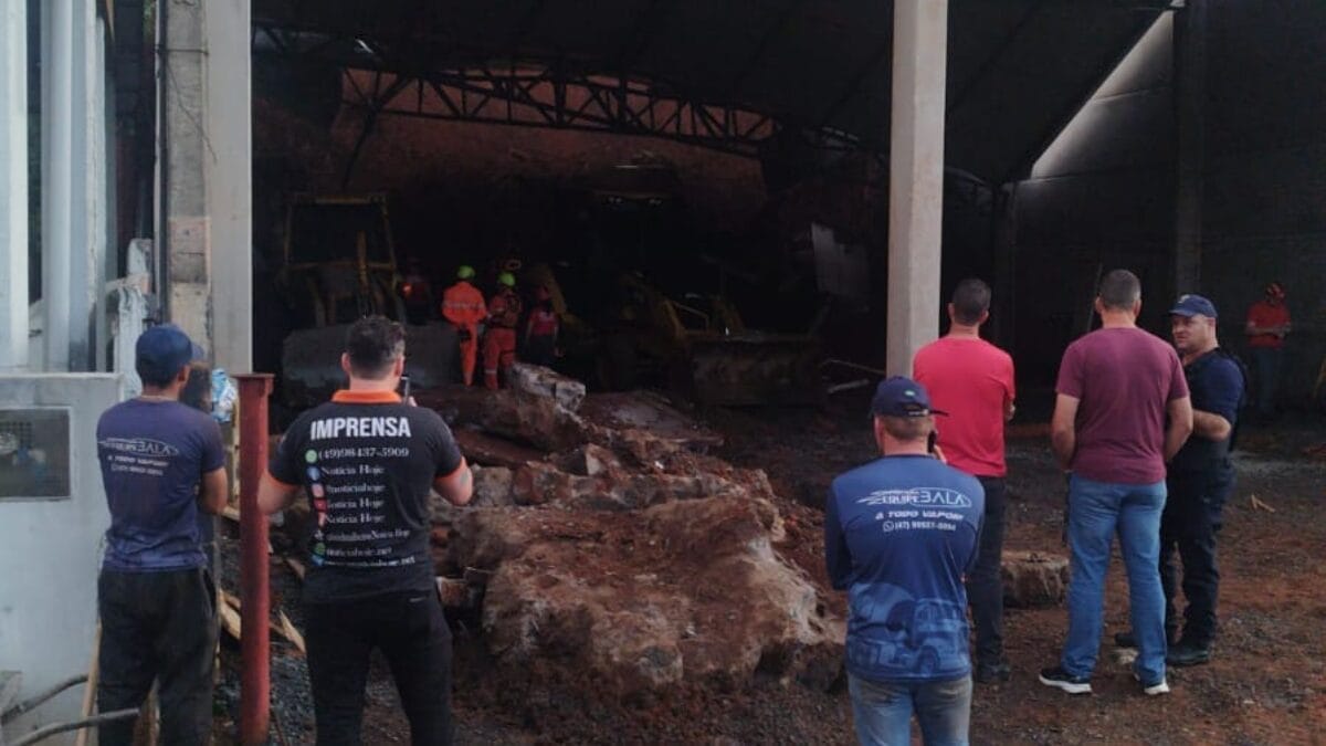 Desabamento de obra deixa um morto e mobiliza buscas por desaparecido em SC
