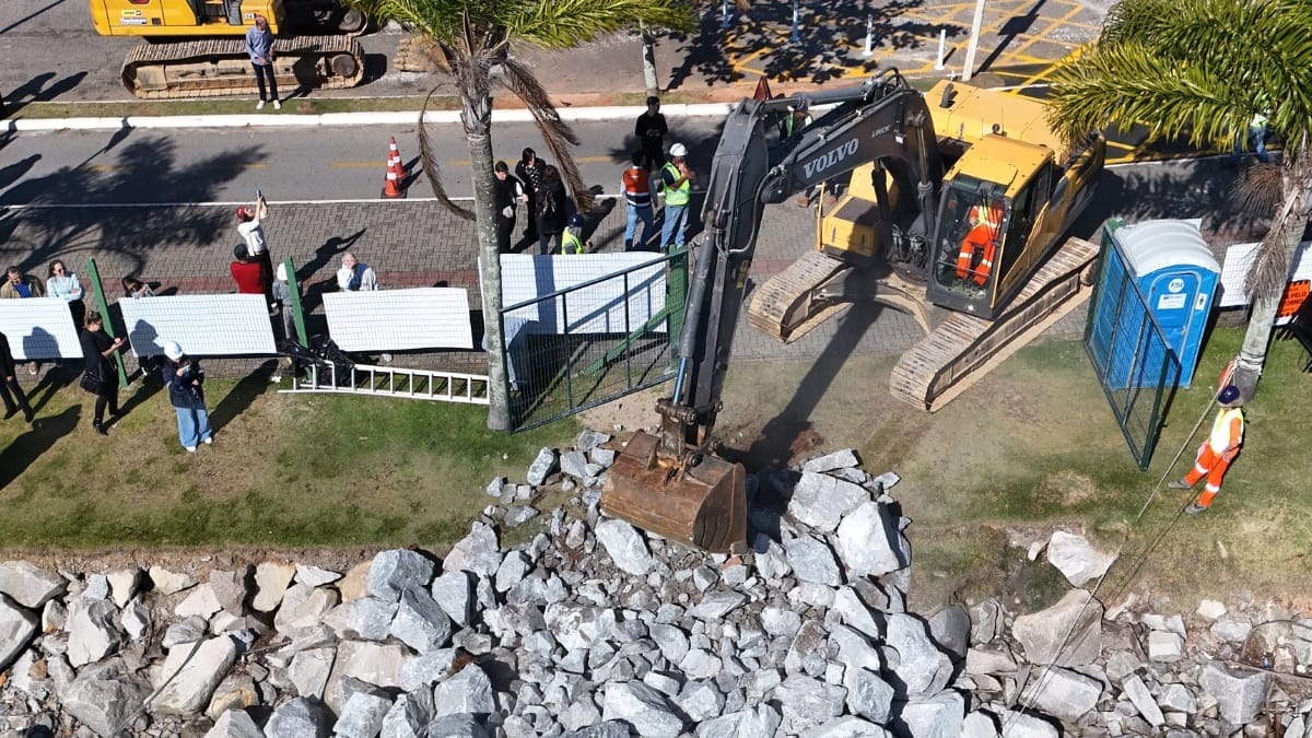 Veja as máquinas trabalhando nas obras da Marina da Beira-Mar Norte (Foto Divulgação, PMF)