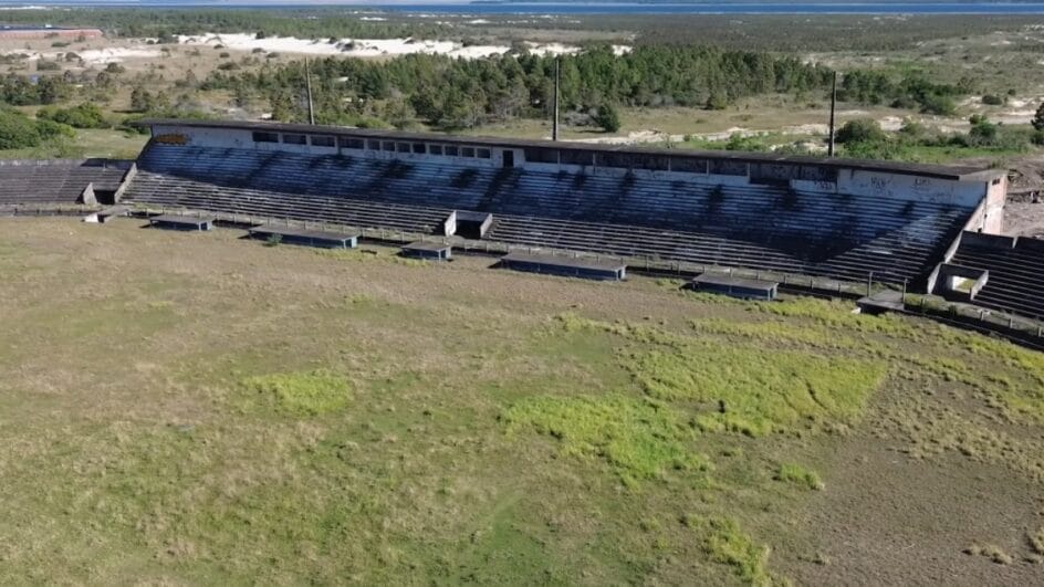 Estádio que fica no litoral gaúcho está completamente abandonado (Foto: Antes de Partir Viagens, Reprodução)
